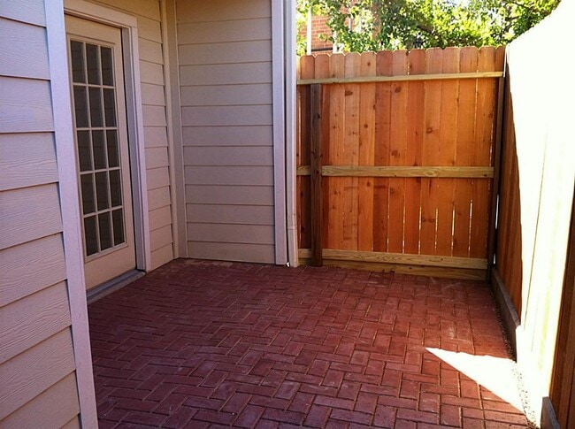 Building Photo - 5629 Dolores St