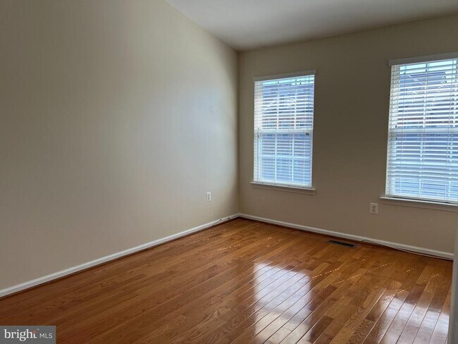 Building Photo - 8818 Royal Doulton Ln
