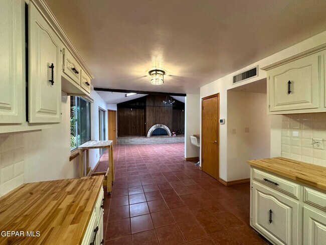 Building Photo - 1067 Villa Linda Way