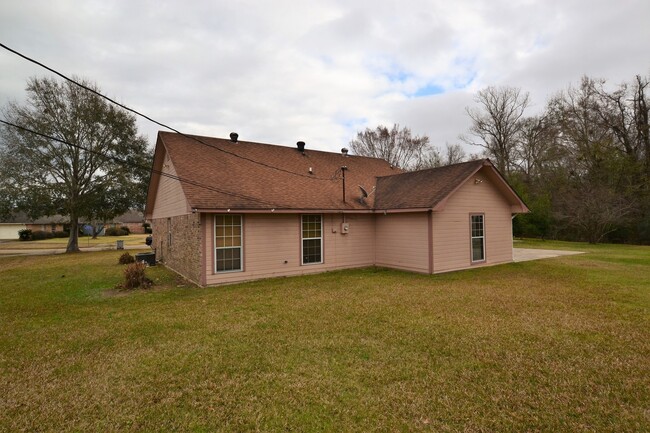 Building Photo - Newly updated 4 bedroom, 2 bath home in Me...