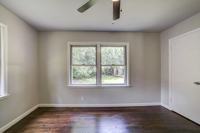 Building Photo - 1618 S Ash Pl