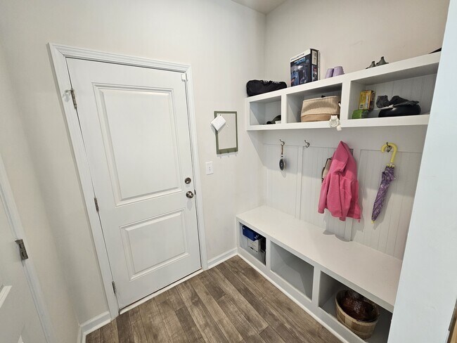 Building Photo - 698 Oak Br Pl