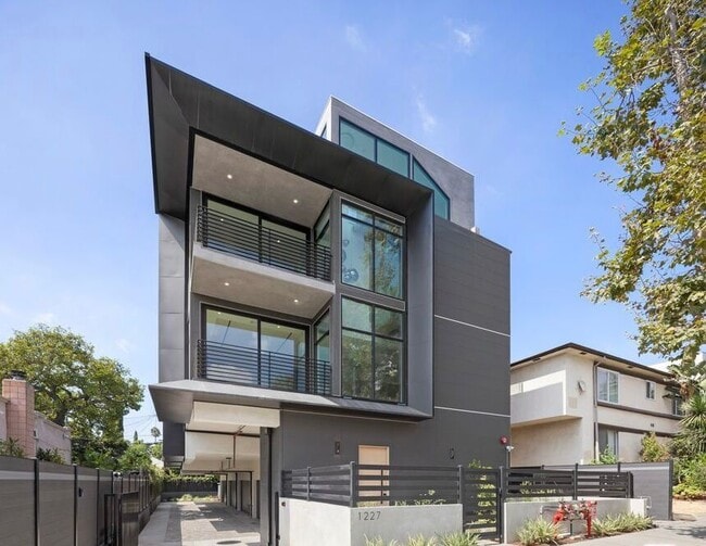 Building Photo - Formosa