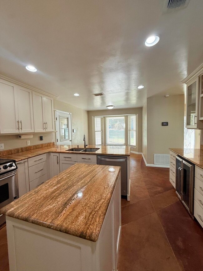 Building Photo - 255 Ridge Lake Rd