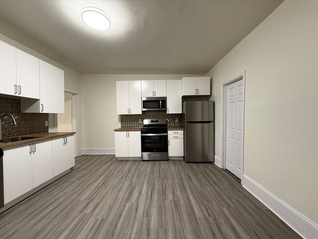 Building Photo - Updated 4BR House now showing!