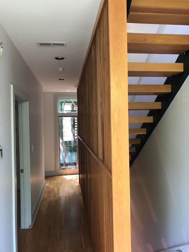 Building Photo - 622 W Main St