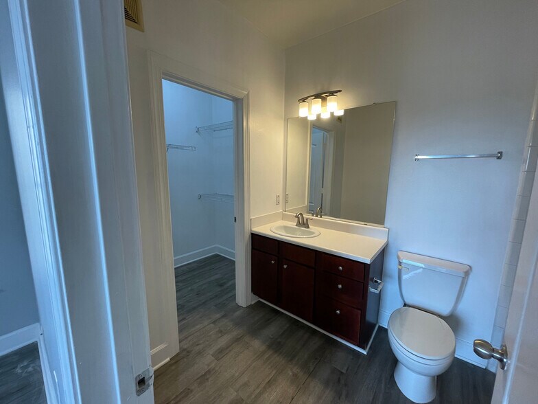 Building Photo - Room in Condo on Crossing Pl