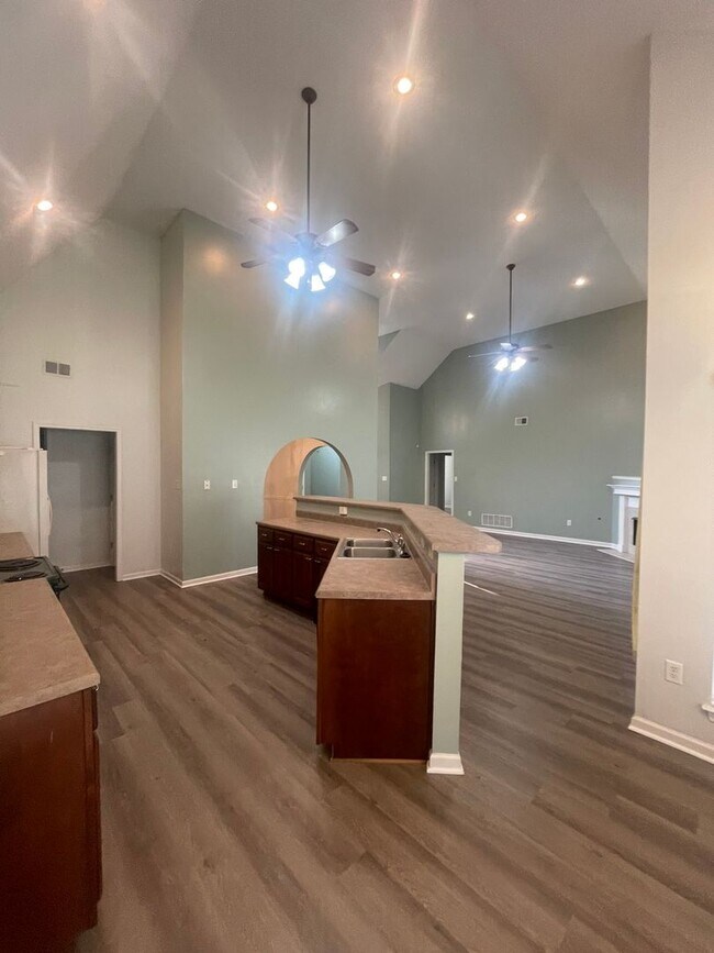 Building Photo - Available NOW in Snowden Grove Area!  3 BR...