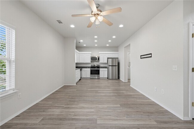 Building Photo - 3402 SW Windrift Ave