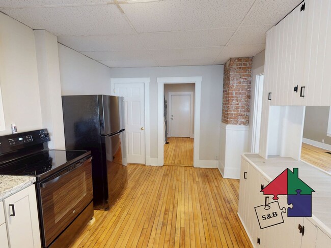 Building Photo - 125 River St