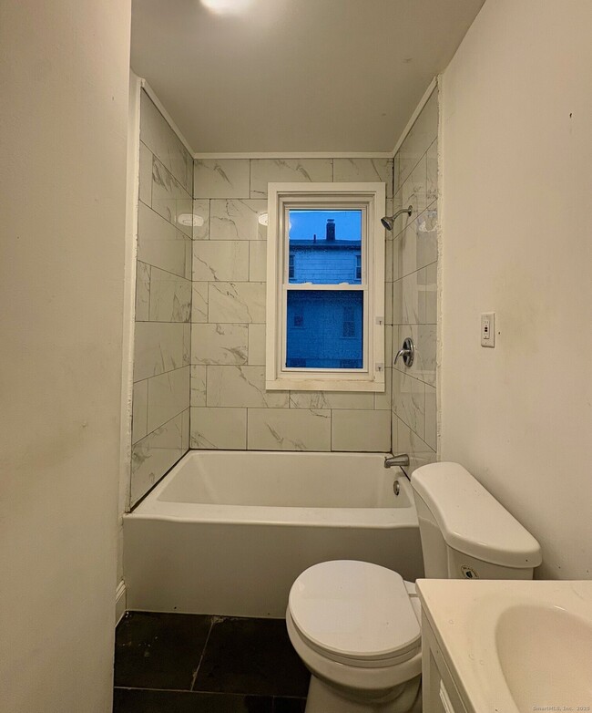 Building Photo - 8 Read St