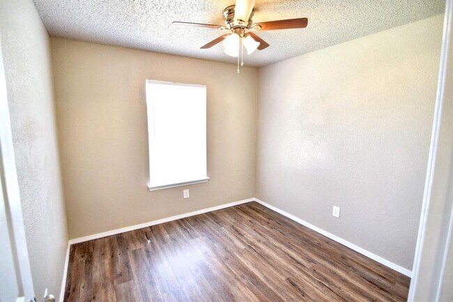 Building Photo - 4201 Bluestem Ln