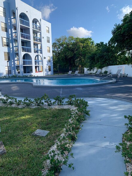 Building Photo - 9460 Fontainebleau Blvd