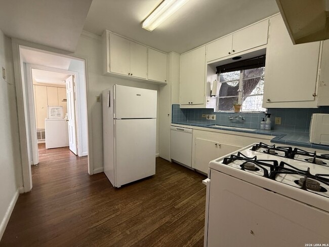 Building Photo - 230 E Mulberry Ave