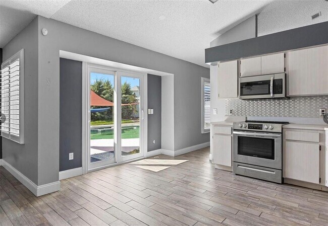 Building Photo - 5517 Loma Vista Dr E