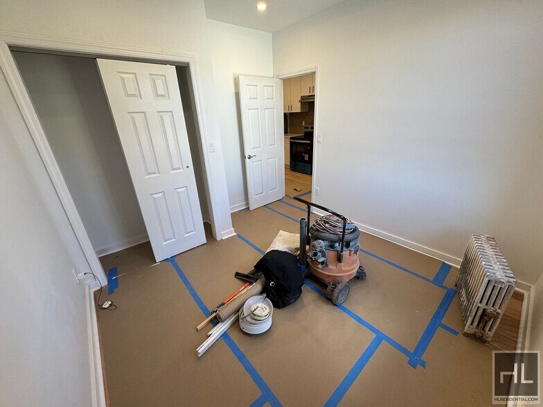 Building Photo - 31 AVENUE