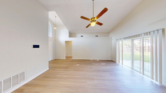 Building Photo - Beautiful 3Bed/ 2Bath Home with Two Car Ga...