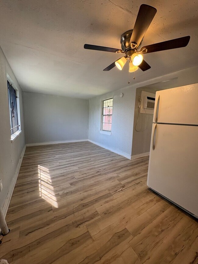 Building Photo - 3023 Oak Forest Ln