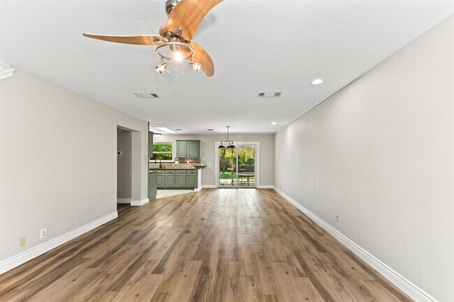 Building Photo - 1807 Iris Ln