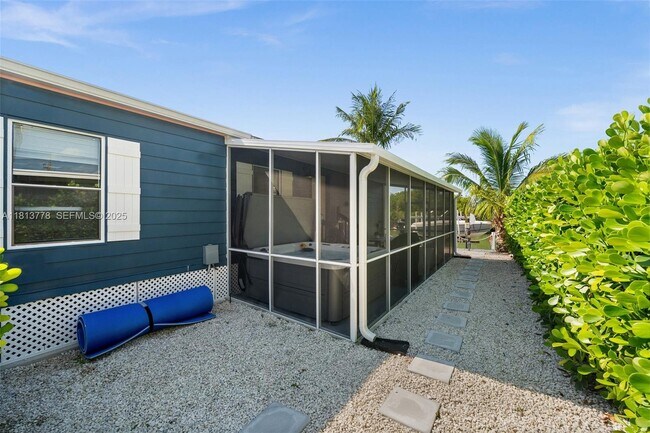 Building Photo - 648 E Palm Ave