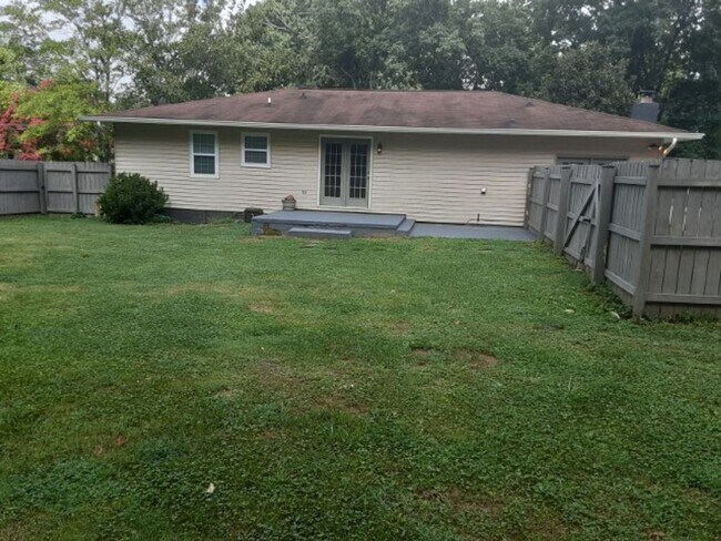 Building Photo - Hard to Find Rancher in Oak Ridge with 2 car garage