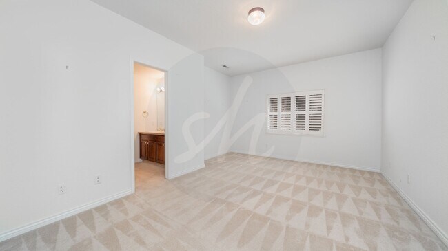 Building Photo - Gorgeous Rancher Located in University Bluffs