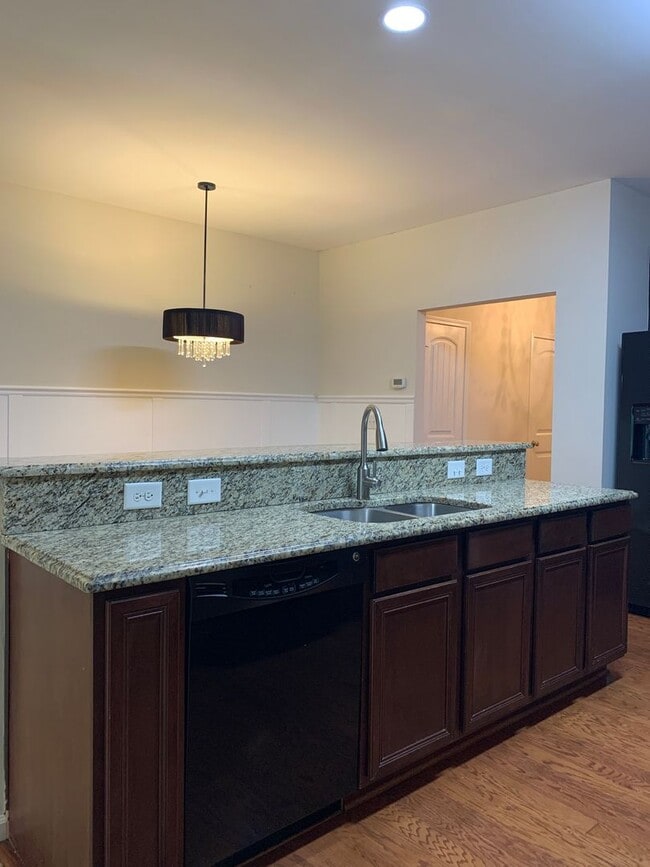 Building Photo - Beautiful 3 Bedroom Townhome in Raleigh near beautiful park! Apply Now!