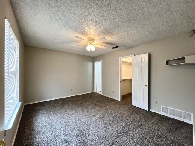 Building Photo - 5908 10th Dr