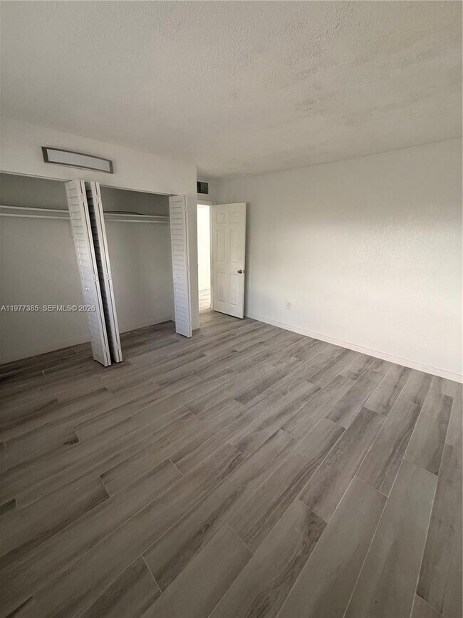 Building Photo - 1629 NW N River Dr