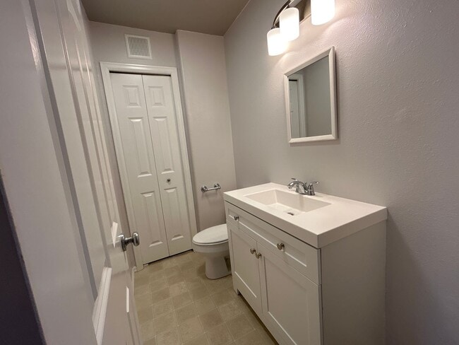 Building Photo - Bright 4-Bedroom Home with A/C, Office & Access to Vibrant Community Amenities Near Riverbend Park