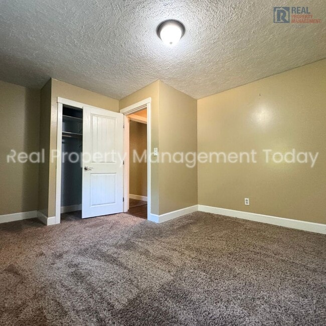 Building Photo - Charming 5 Bedroom + Huge yard!