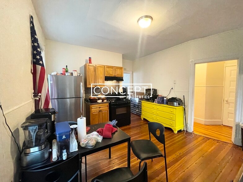 Building Photo - 65 Hillside St