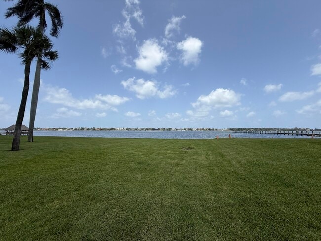Building Photo - 225 N Lakeshore Dr