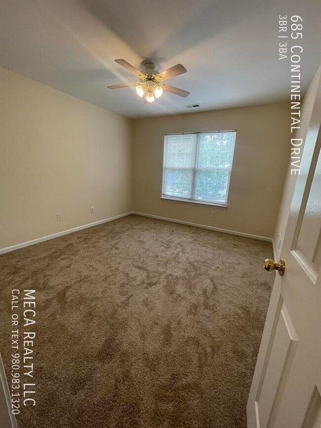 Building Photo - 685 Continental Dr
