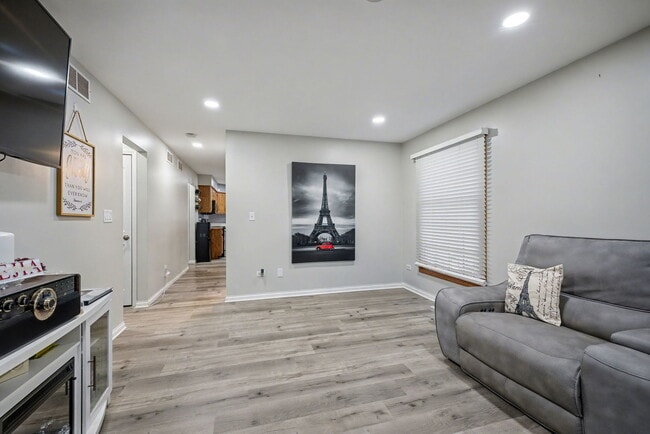 Building Photo - 2208 Root St