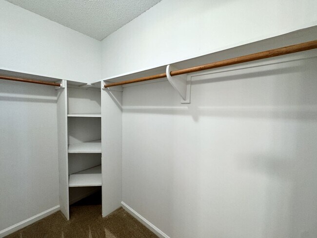 Building Photo - Updated 1st Floor/1-Level Condo Available ...