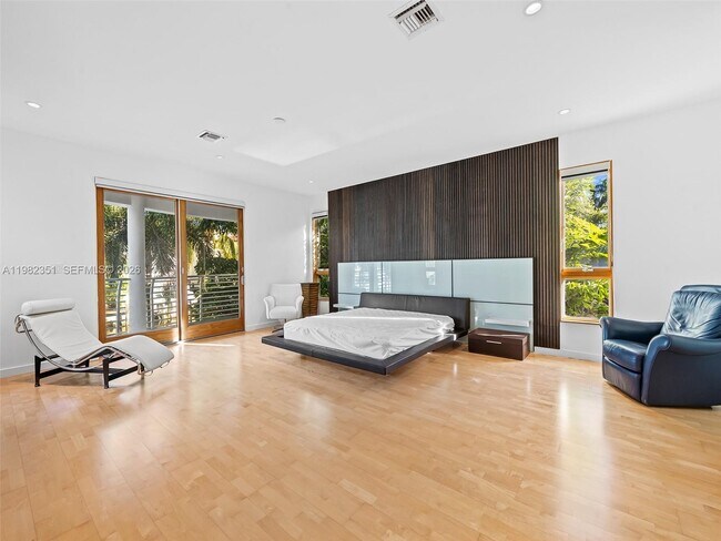 Building Photo - 450 Victoria Terrace