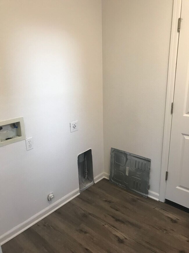 Building Photo - 4BR|2.5BA Townhome w/Garage|Yard|Water |Se...