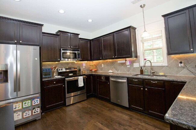 Building Photo - "Charming 3-Bed Home with Granite Elegance on Nessee Street, Fayetteville!"
