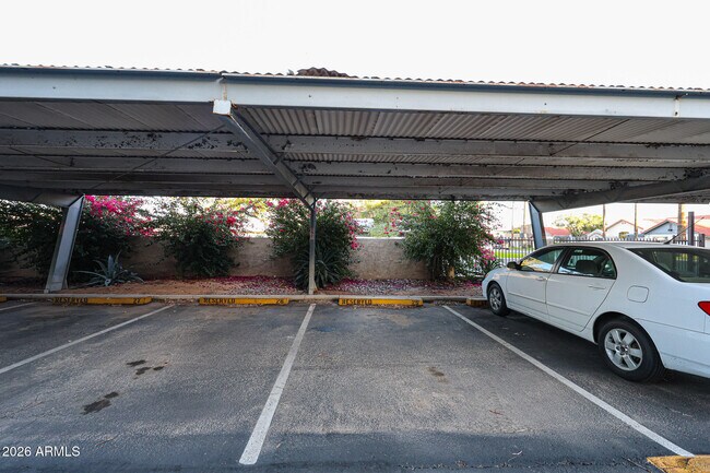 Building Photo - 353 E Thomas Rd