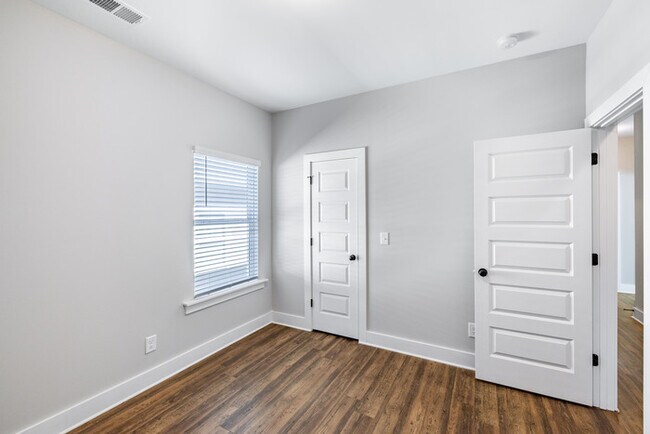 Building Photo - 2033 Weaver Way