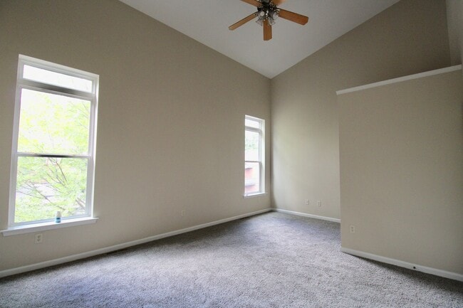 Building Photo - Spacious 3 Bedroom on 3rd St