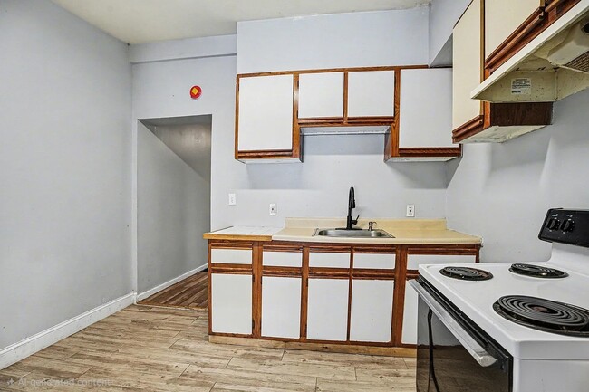 Building Photo - 126 W Elm St