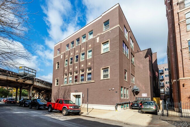 Building Photo - 932 W Dakin St