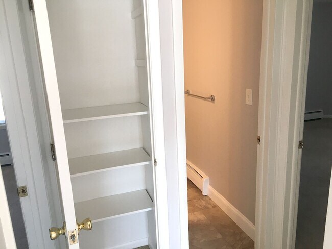 Building Photo - Amazing 2 Bed/1 Bath apartment in the heart of Allendale!