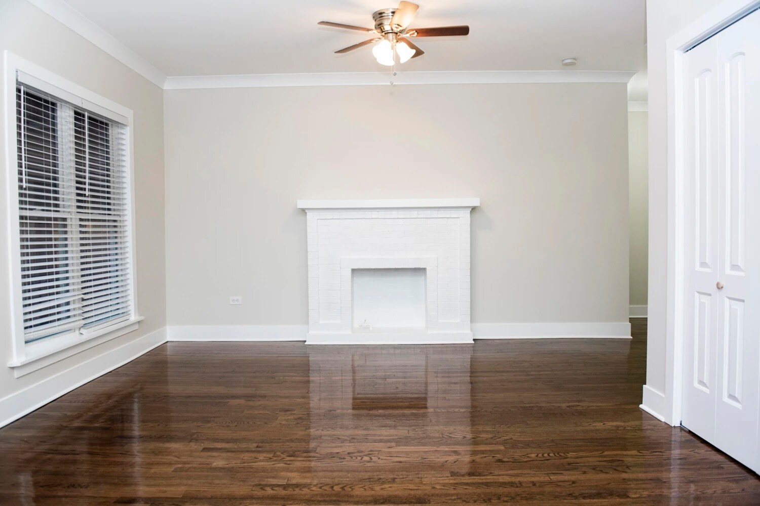 Building Photo - 727 W Roscoe St