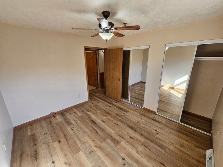 Building Photo - 531 Lakeshore Ct