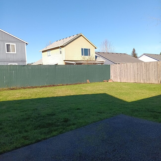 Building Photo - Relax and Enjoy Your Next Home in Monouth!