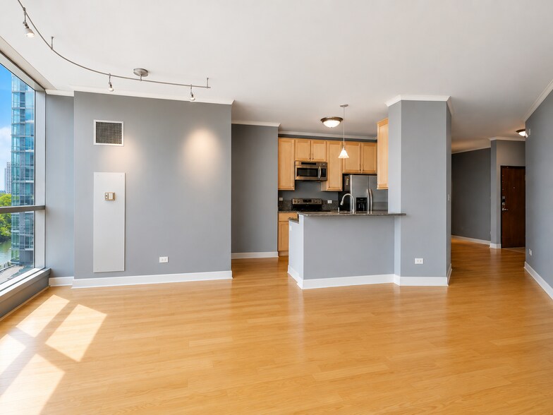 Building Photo - 420 E Waterside Dr