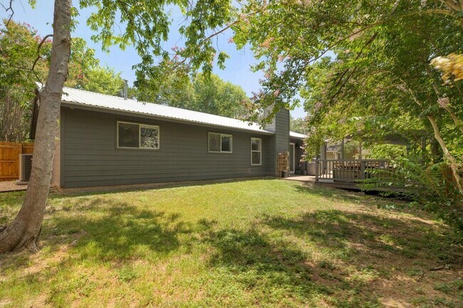 Building Photo - 2205 Trede Dr